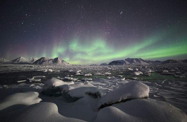 Aurora boreala, surprinsa pentru prima data in afara Sistemului Solar