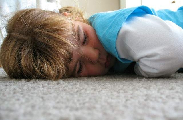 [Video] Dormi pe burta? De ce NU trebuie sa mai faci asta