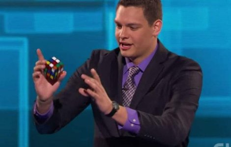 Poate rezolva un cub Rubik fara sa il atinga. Iti vine sa crezi?