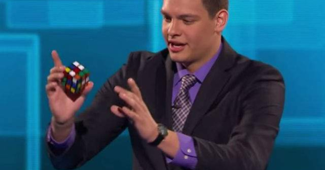 Poate rezolva un cub Rubik fara sa il atinga. Iti vine sa crezi?