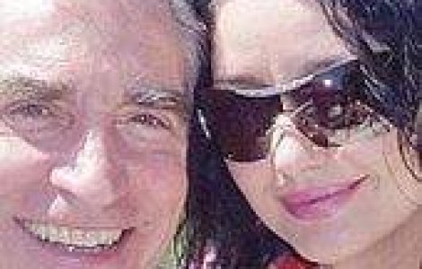 De ce nu poarta inelul de la Petre?