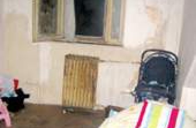 S-a aruncat de la etajul 5 cu copilul in brate