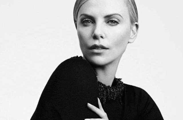 Actrita Charlize Theron a adoptat o fetita