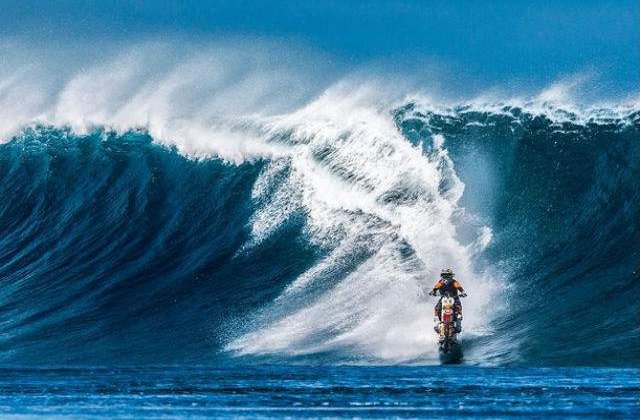 [VIDEO] Surf pe doua roti: un cascador a "calarit" valurile cu o motocicleta