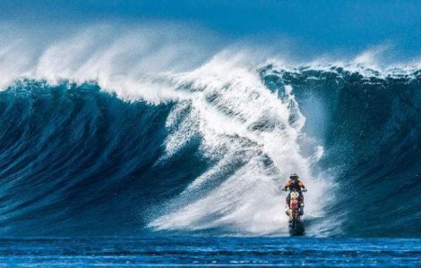Surf pe doua roti: un cascador a "calarit" valurile cu o motocicleta