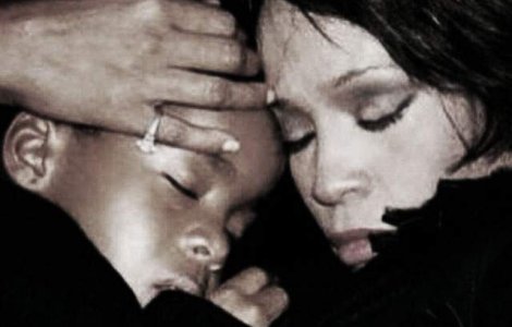  Video  Fiica lui Whitney Houston, inmormantata alaturi de mama ei