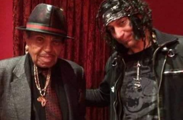 Tatal cantaretului Michael Jackson, externat din spital