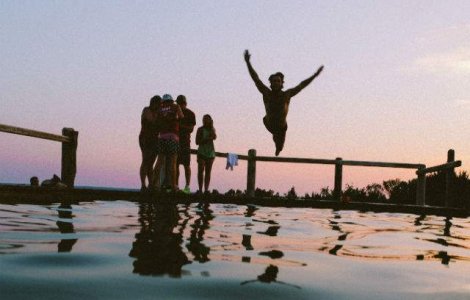 Divertiland continua seria petrecerilor la piscina cu valuri, cu un concert Elena Gheorghe