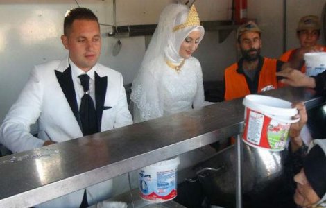 Un cuplu din Turcia si-a sarbatorit nunta hranind 4.000 de refugiati