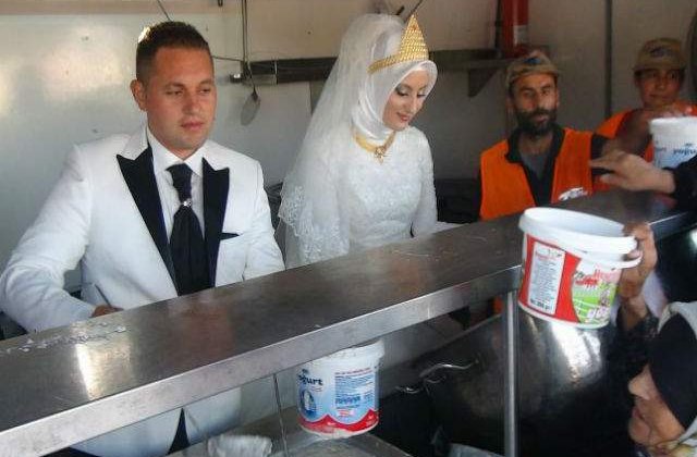 [VIDEO] Un cuplu din Turcia si-a sarbatorit nunta hranind 4.000 de refugiati sirieni