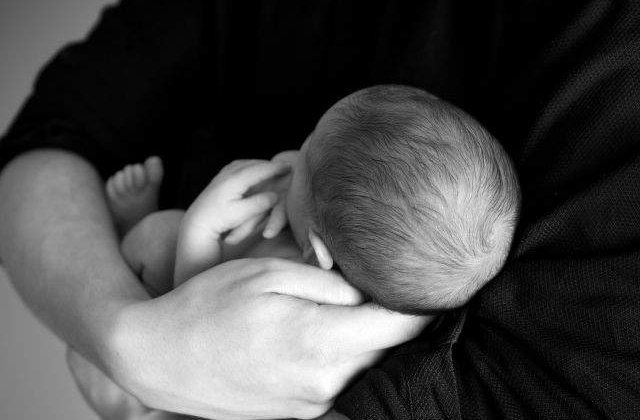 Timis: Bebelus, ajuns la spital batut si cu muscaturi pe corp