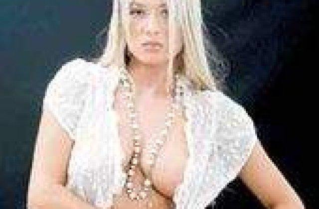 Simona Sensual isi siliconeaza fundul