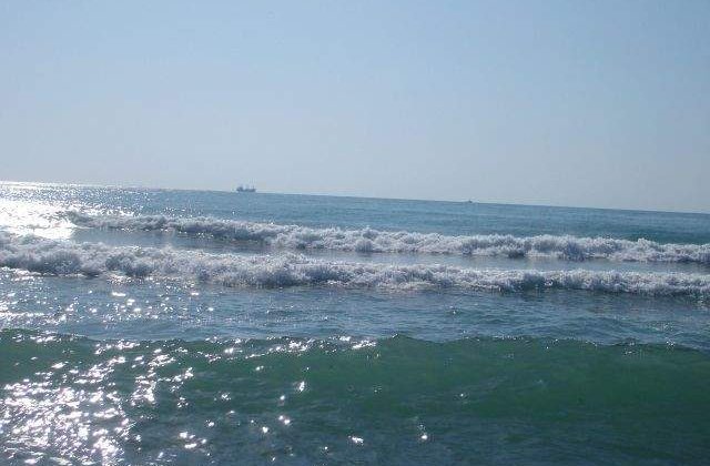 Costinesti: Un tanar este dat disparut dupa ce nu a mai iesit din mare, iar o fata a murit inecata