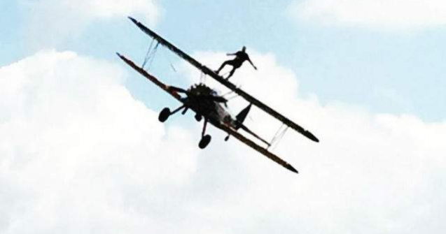  Video  Elon Musk s-a apucat de cascadorii. A mers pe aripa unui avion