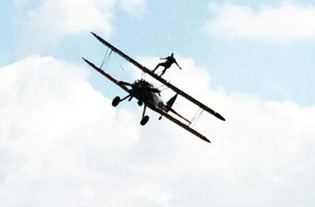 [VIDEO] Elon Musk s-a apucat de cascadorii. A mers pe aripa unui avion