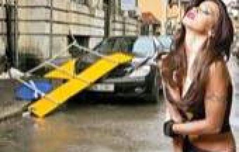 Un panou a zgariat Mercedesul Oanei Zavoranu