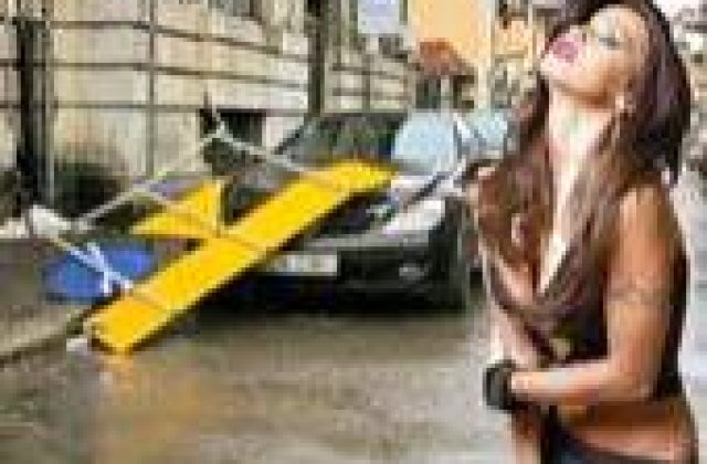 Un panou a zgariat Mercedesul Oanei Zavoranu