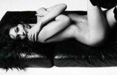 Carla Bruni a pozat goala, cu o verigheta pe deget