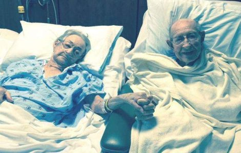  Foto  Un spital a facut o exceptie si a lasat un cuplu casatorit de 68 ani sa stea in aceeasi camera