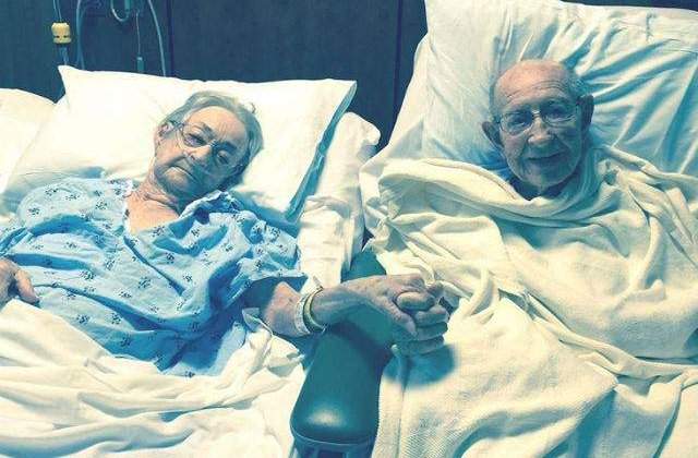 [FOTO] Un spital a facut o exceptie si a lasat un cuplu casatorit de 68 ani sa stea in aceeasi camera