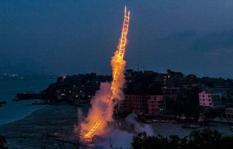  Video  Un artist chinez a creat o scara de foc catre cer