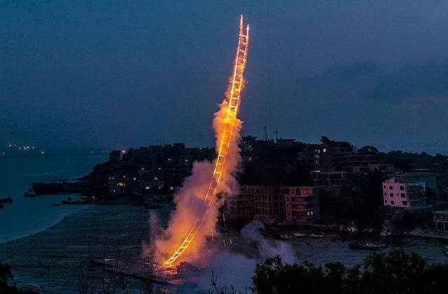 [VIDEO] Un artist chinez a creat o scara de foc catre cer