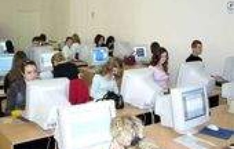 Raport CE: Femeile, mai pregatite, dar mai prost platite decat barbatii