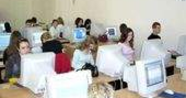 Raport CE: Femeile, mai pregatite, dar mai prost platite decat barbatii