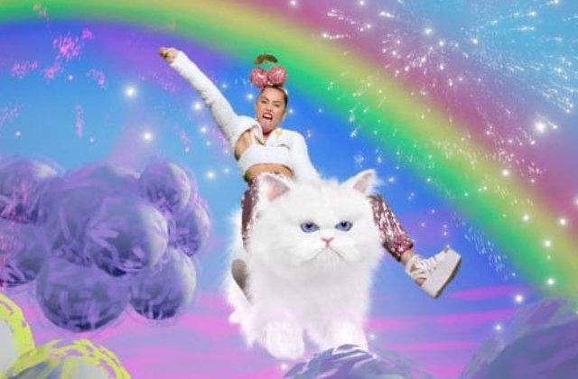 [VIDEO] Miley Cyrus calareste o pisica uriasa pentru a promova MTV Video Music Awards