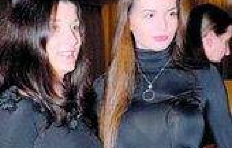 Moni e foarte ocupata, Iri se consoleaza cu bricheta