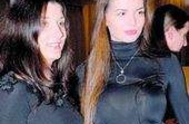 Moni e foarte ocupata, Iri se consoleaza cu bricheta