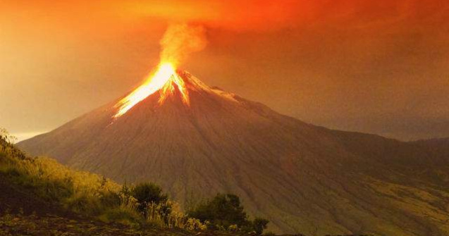  Top  Ar putea erupe oricand! TOP 9 cei mai periculosi vulcani activi