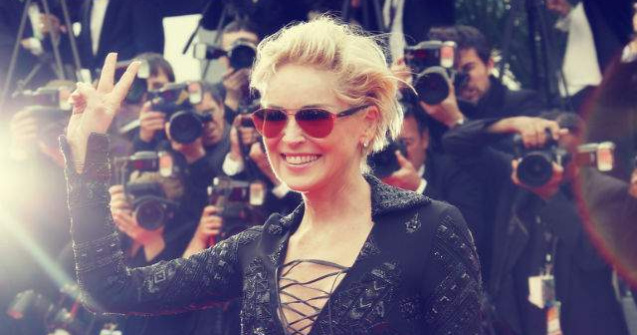  Foto  Sharon Stone a pozat nud pentru revista Harper&#39;s Bazaar