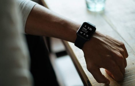 Patru din 10 romani ar cumpara un smartwatch in urmatoarea perioada