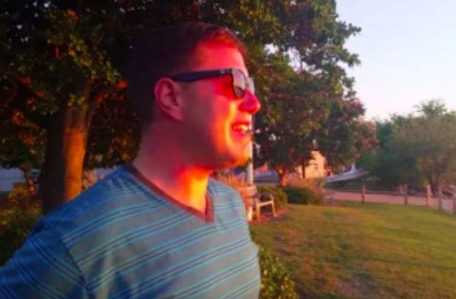 [VIDEO] Cum reactioneaza un tanar daltonist atunci cand vede apusul pentru prima data