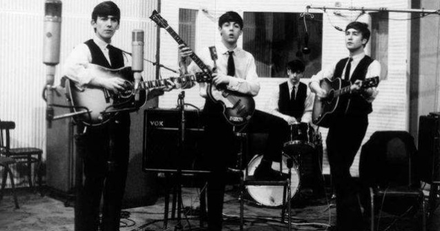 New York: Primul contract semnat de The Beatles, scos la licitatie