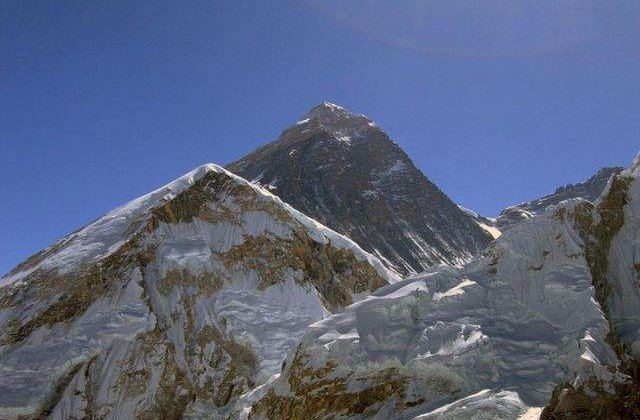 Nepalul a redeschis Everestul pentru alpinisti