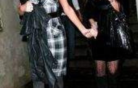 Paris Hilton a iesit la agatat lesbiene