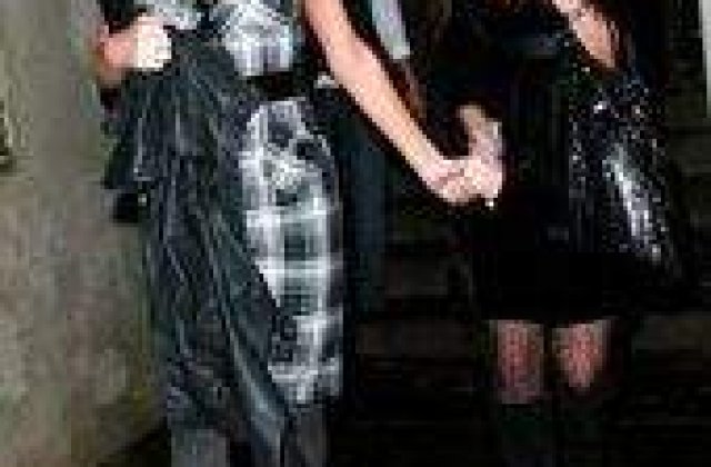 Paris Hilton a iesit la agatat lesbiene