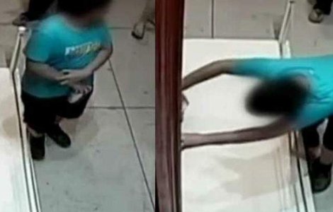  Video  Un copil de 12 ani s-a impiedicat in muzeu si a lasat o gaura intr-un tablou de 1.5 milioane dolari