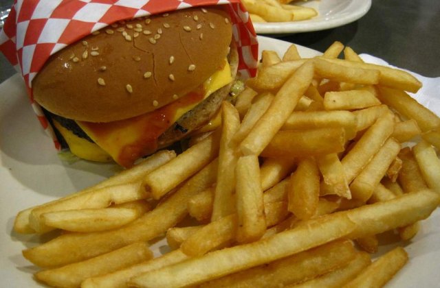 Studiu: De ce aleg consumatorii romani restaurantele de tip fast-food