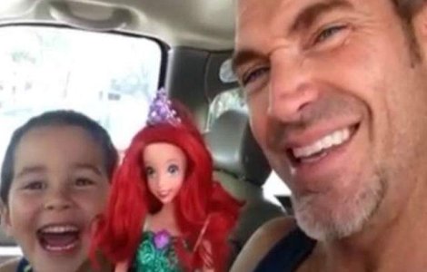 Cum a reactionat acest tata cand fiul lui si-a cumparat o papusa