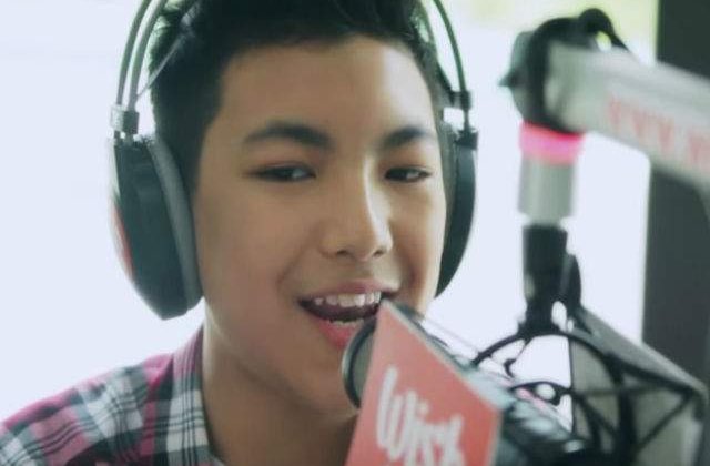 [VIDEO] Un pusti de 12 ani a uimit Internetul cu vocea sa. Asculta-l cantand "Chandelier", de Sia