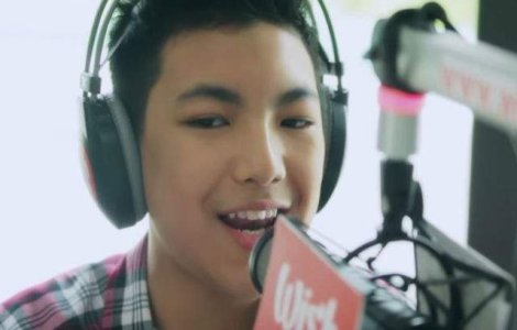 Un pusti de 12 ani a uimit Internetul cu vocea sa