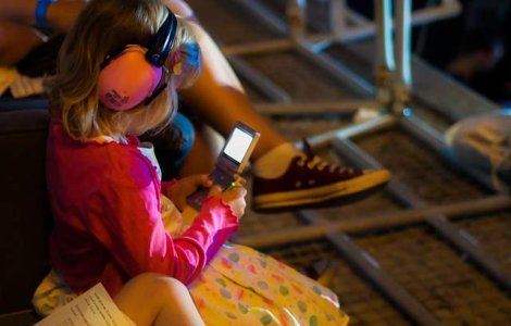  Top  Boala secolului XXI: Efectele dependentei tinerilor de gadgeturi