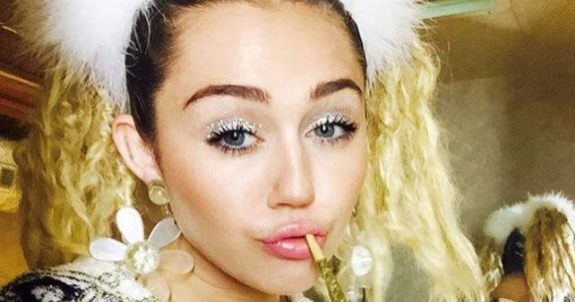 Miley Cyrus, cu sanii la vedere intr-un interviu. Ce explicatie a dat