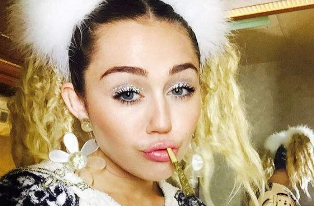 [VIDEO] Miley Cyrus, cu sanii la vedere intr-un interviu. Cum a explicat vedeta gestul