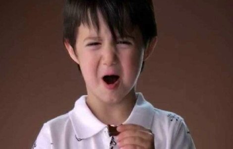 Cum reactioneaza acesti copiii cand gusta ciocolata neagra