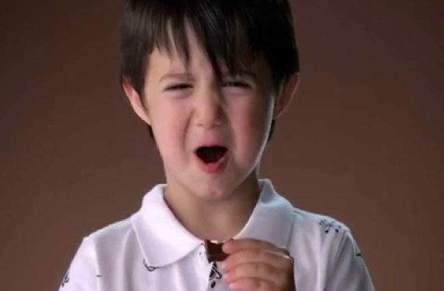 [VIDEO] Mai multi copii gusta ciocolata neagra pentru prima data. Uite cum reactioneaza