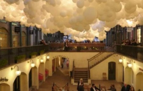  Video  O suta de mii de baloane albe, suspendate in interiorul unei cladiri